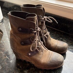 SOREL JOAN OF ARCTIC WEDGE LACE UP BOOT. Brown. Size 8.5.  Warm & Comfortable